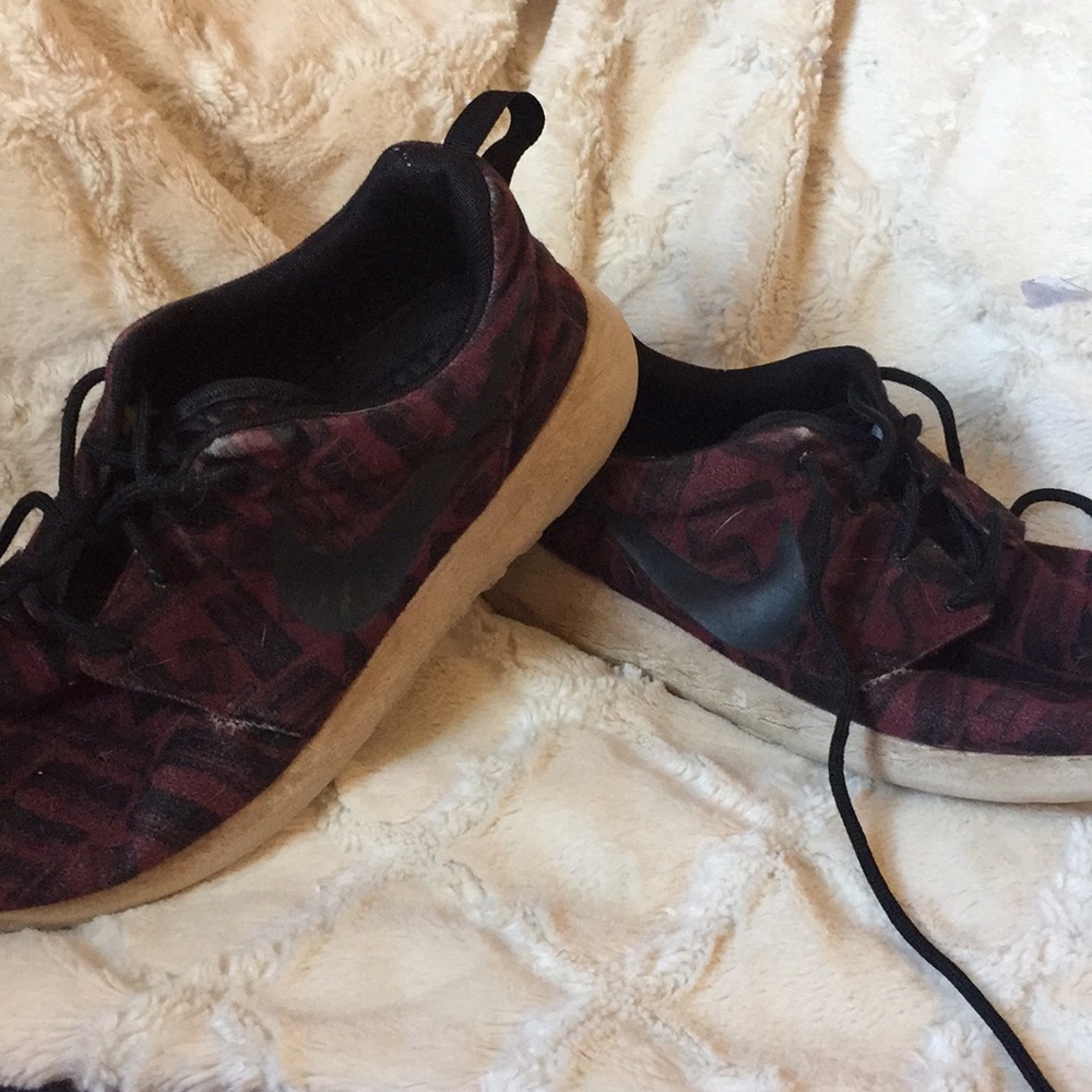 Maroon/ black nike roshies